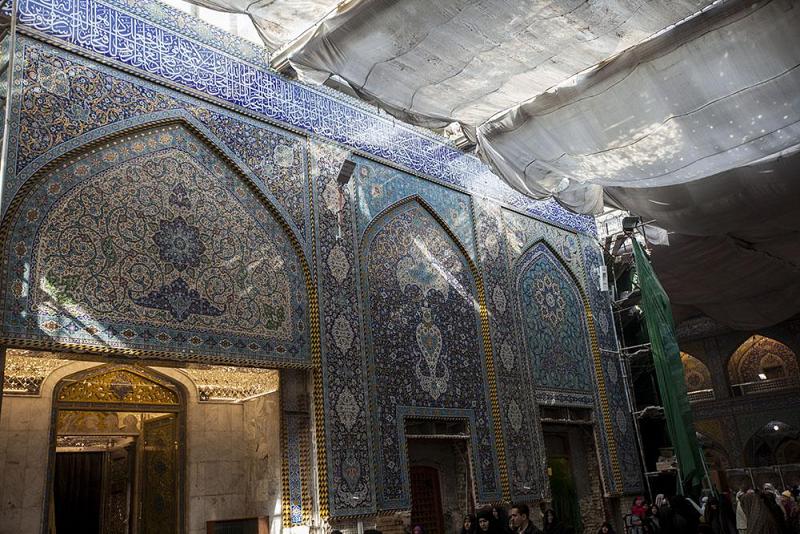 بالصور: تواصل الأعمال لتقوية وترميم الجدار الخارجيّ لحرم أبي الفضل العباس(عليه السلام)..