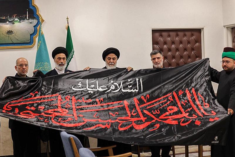 وفد العتبة العباسية المقدسة يسلّم راية الإمام الحسن (عليه السلام) إلى مسجد جمكران في مدينة قم