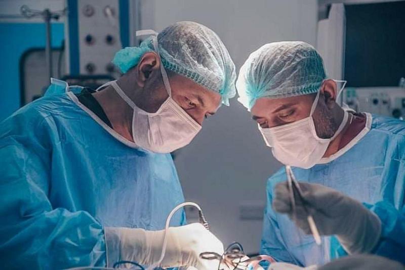 بعمليّةٍ نوعيّة: تثبيت الفقرات العنقيّة ورفع الضغط عن الحبل الشوكيّ