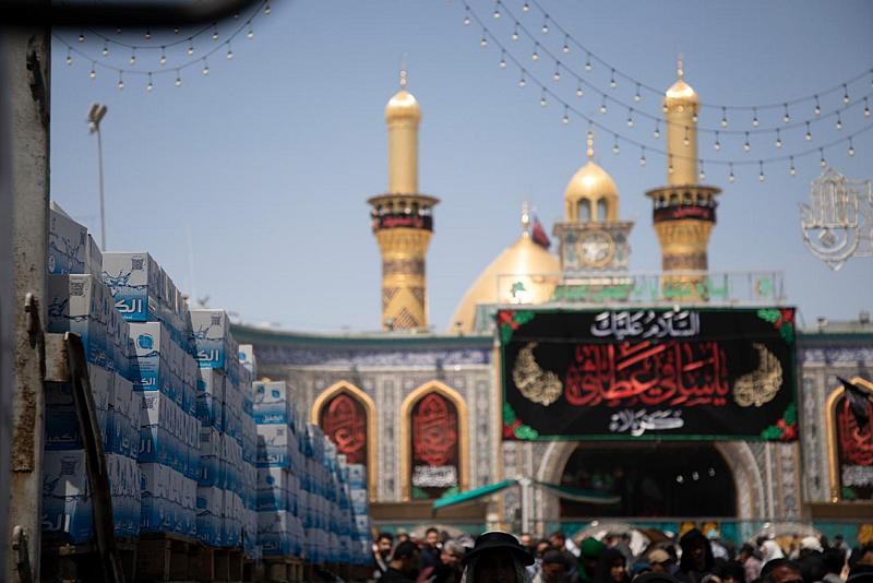 معمل الكفيل يعلن تخزين صناديق المياه في ساحات خاصة لتوزيعها على المواكب الحسينية