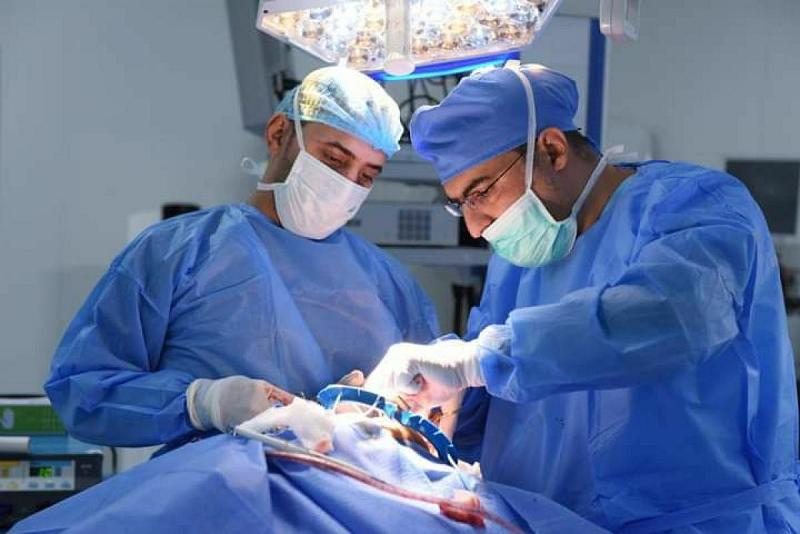 أطبّاء مستشفى الكفيل التخصّصي ينجحون بعلاج رضيعٍ يعاني من شلل القولون دون اللّجوء إلى فتح البطن