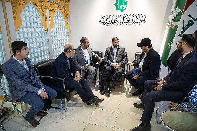 مسؤول دار كتابة المصحف في إيران يطّلع على جناح العتبة العباسية 