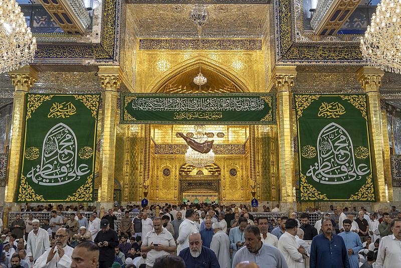 المؤمنون يحيون ليلة الجمعة الأخيرة لشهر ذي الحجة عند مرقد أبي الفضل العباس (عليه السلام)
