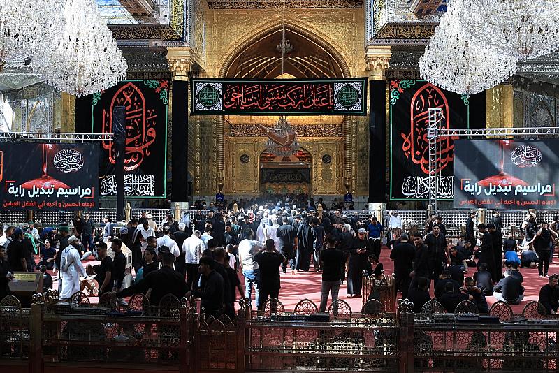 العتبة العباسية المقدسة تنصب شاشات لنقل مراسم تبديل راية قبة مرقد أبي الفضل العباس (عليه السلام)