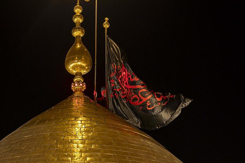 العتبة العباسية المقدسة تستبدل راية قبة مرقد أبي الفضل العباس (عليه السلام) من الحمراء إلى السوداء