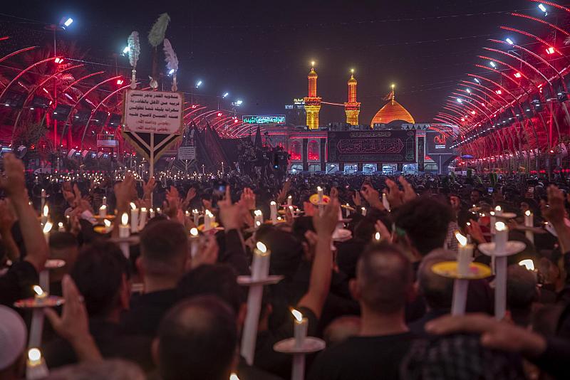 أهالي كربلاء ينظّمون مسيرة الشموع الحسينية إحياءً لليلة العاشر من شهر المحرّم