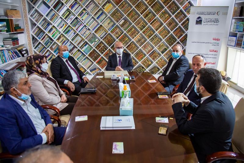 وزيرُ التربية يزور مطبعةَ ودار الكفيل للطباعة والنشر والتوزيع ويشيد بإمكانيّاتها الطباعيّة