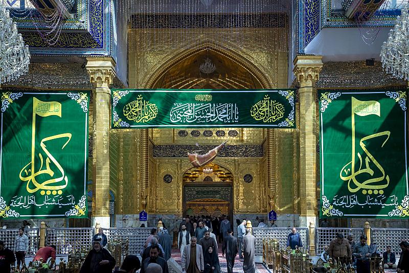 العتبة العباسية المقدسة تنشر لافتات احتفائية بذكرى ولادة الإمام الحسن (عليه السلام)