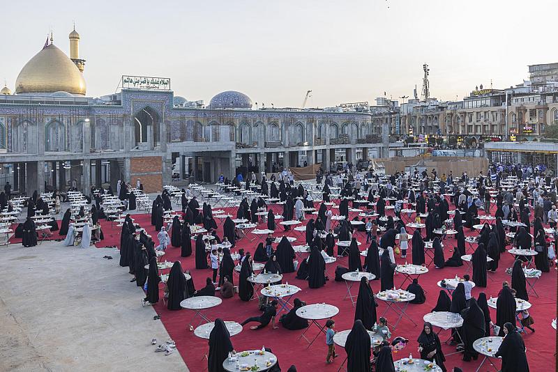 العتبة العبّاسية المقدّسة تقدّم أكثر من 10 آلاف وجبة إفطار للزائرين في صحن أمّ البنين (عليها السلام)