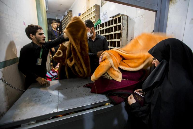 قسمُ الشؤون الخدميّة يشرع بتوزيع عشرات الآلاف من البطانيّات يوميّاً على زائري الأربعين