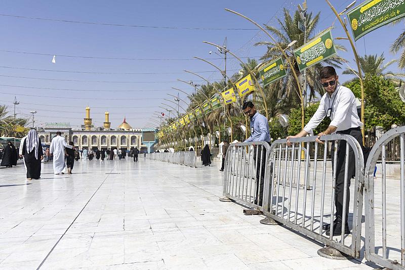 في ليلة الجمعة.. قسم بين الحرمين يباشر نصب قواطع حديدية في الساحة الوسطية