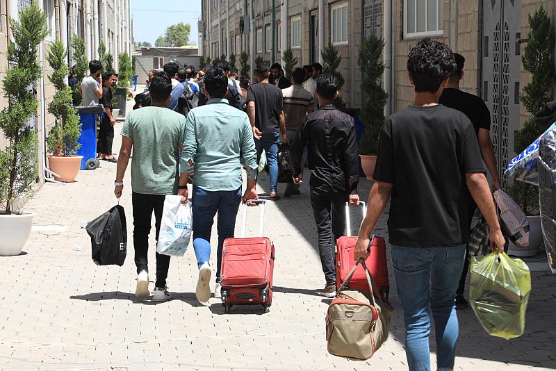 بالصور.. وصولُ قوافل الطلبة المشاركين في حفل التخرّج المركزيّ للجامعات العراقية