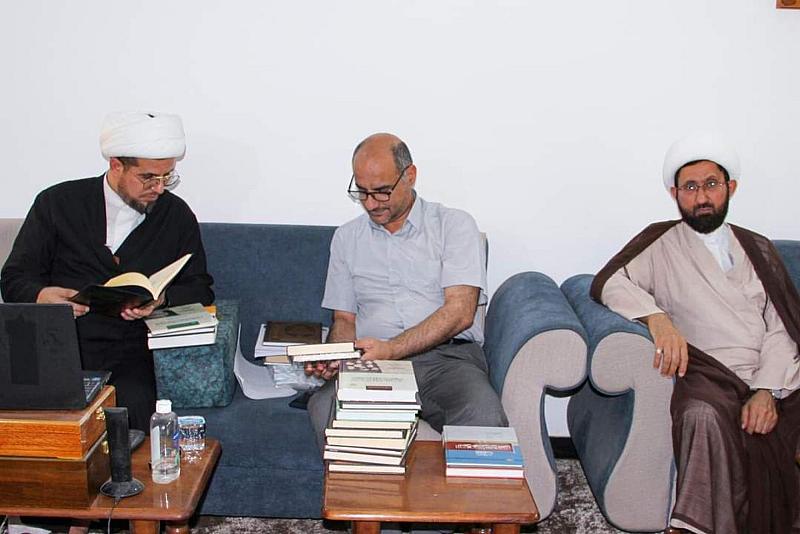 قسم المعارف يبحث مع وفد مركز العلّامة الحلّي سبل إحياء الآثار النفيسة