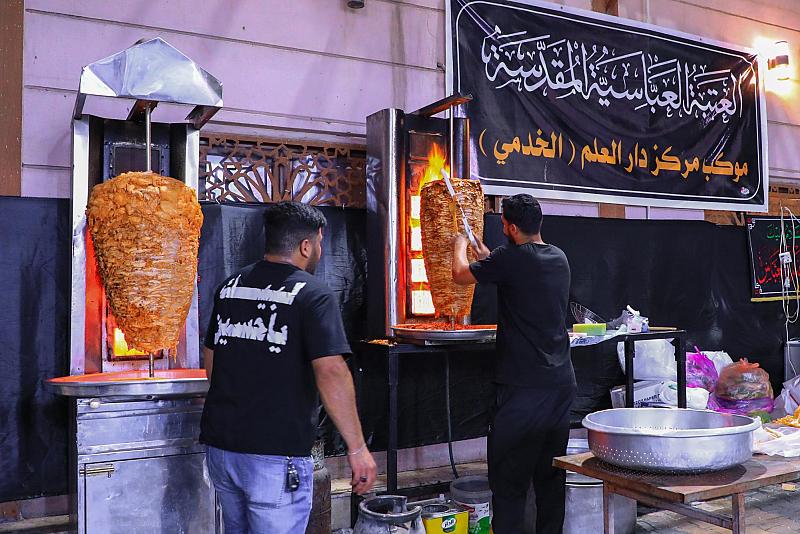 عبر موكبه الخدمي.. مركز دار العلم يقدِّم خدمات متنوعة لزائري الأربعين