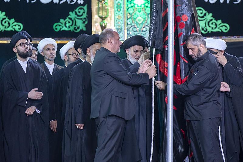 العتبة العباسية تنظم مراسم استبدال راية قبة مرقد أبي الفضل العباس (عليه السّلام) من الحمراء إلى السوداء