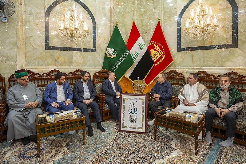 خطاطون إيرانيون يهدون نسخة خطّية من المصحف الشريف إلى العتبة العباسية المقدسة