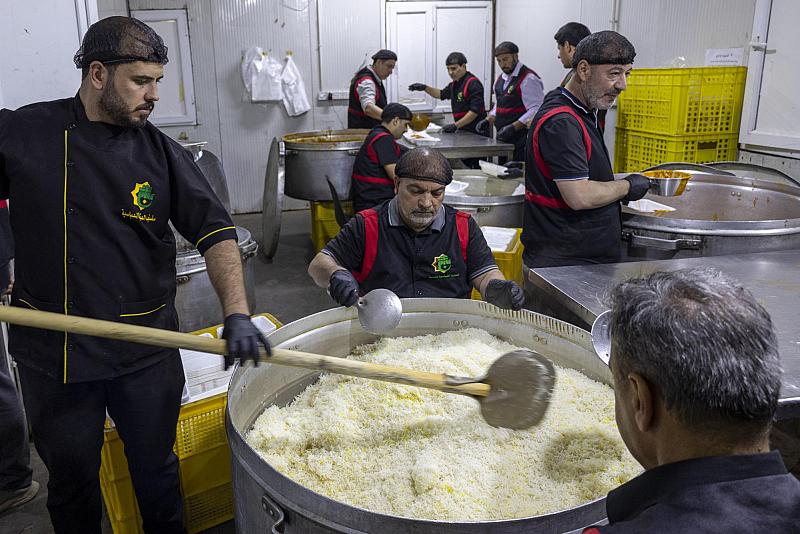 في ليلة الجمعة.. قسم المضيف يقدّم 15 ألف وجبة طعامٍ لزائري مرقد أبي الفضل العباس (عليه السلام)