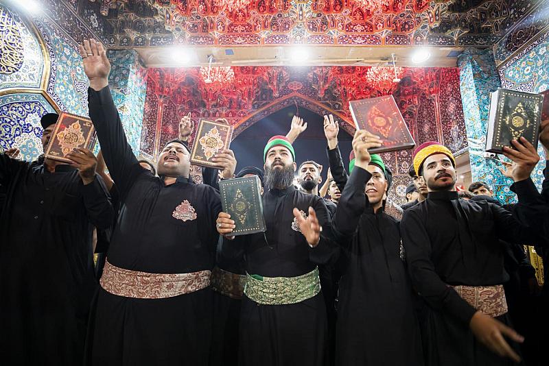 في مسيراتها العزائية.. المواكب الحسينية ترفع المصحف الشريف
