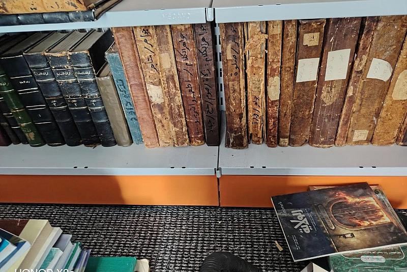 قسم الشؤون الفكرية يباشر ترميم مجموعة من الكتب العلمية والتاريخية النادرة