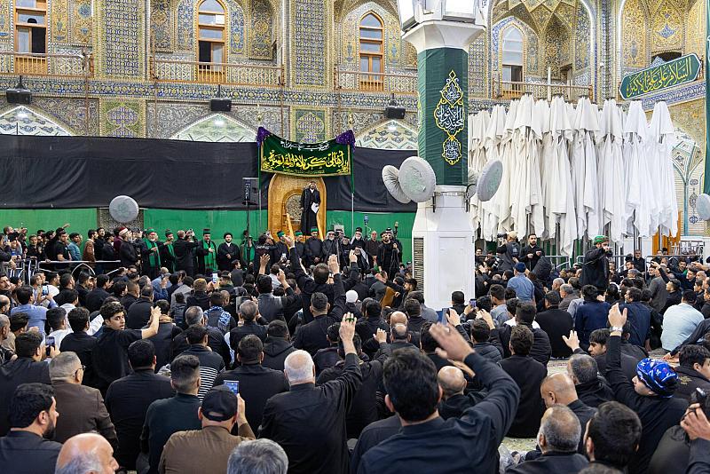 موكب أهالي كربلاء يحيي ذكرى أربعين السيدة زينب (عليها السلام) في النجف الأشرف