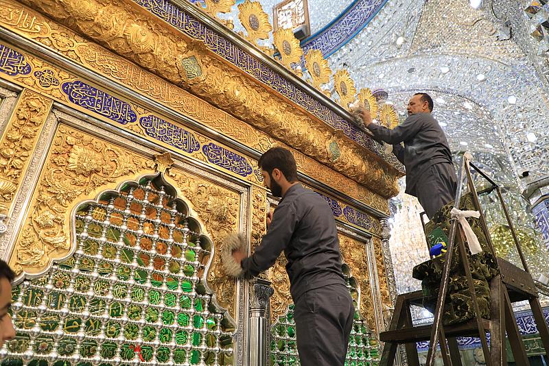 أعمال تنظيف دوريّة يشهدها حرمِ مرقد أبي الفضل العبّاس (عليه السلام)