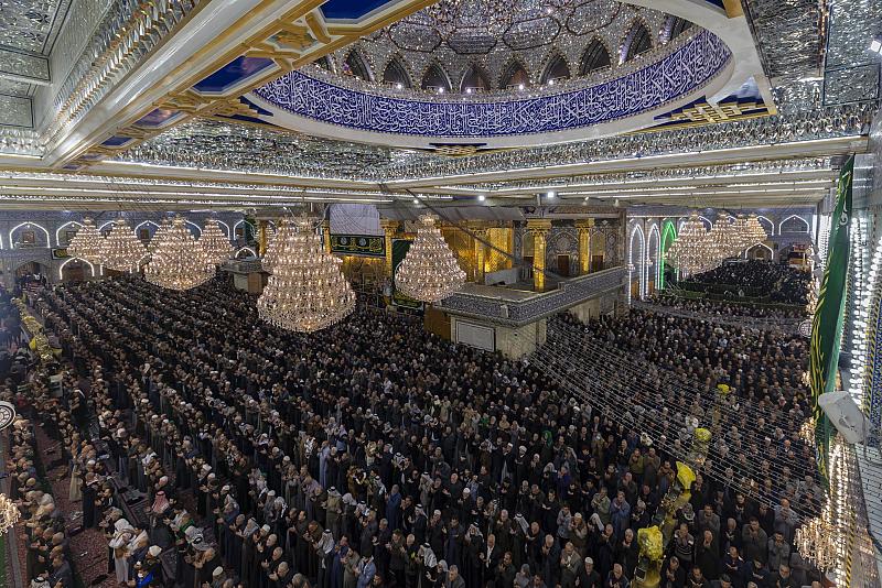 جموع الزائرين تحيي ليلة الجمعة عند مرقد أبي الفضل العباس (عليه السلام)