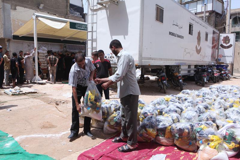 العتبة العباسية المقدسة تُباشر بتوزيع المعونات الغذائية الشهرية للعوائل النازحة.. 