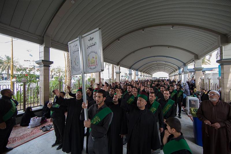 بموكبٍ عزائيّ موحّد خَدَمَةُ العتبتَيْن المُقدّستَيْن يعزّون الإمام الحسين وأخاه أبا الفضل(عليهما السلام) بذكرى وفاة السيدة زينب(عليها السلام)..