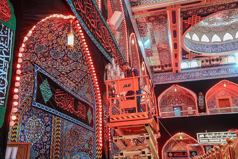  قسم الصيانة يجري أعمال التأهيل الدورية لثريات صحن مرقد أبي الفضل العباس (عليه السلام)