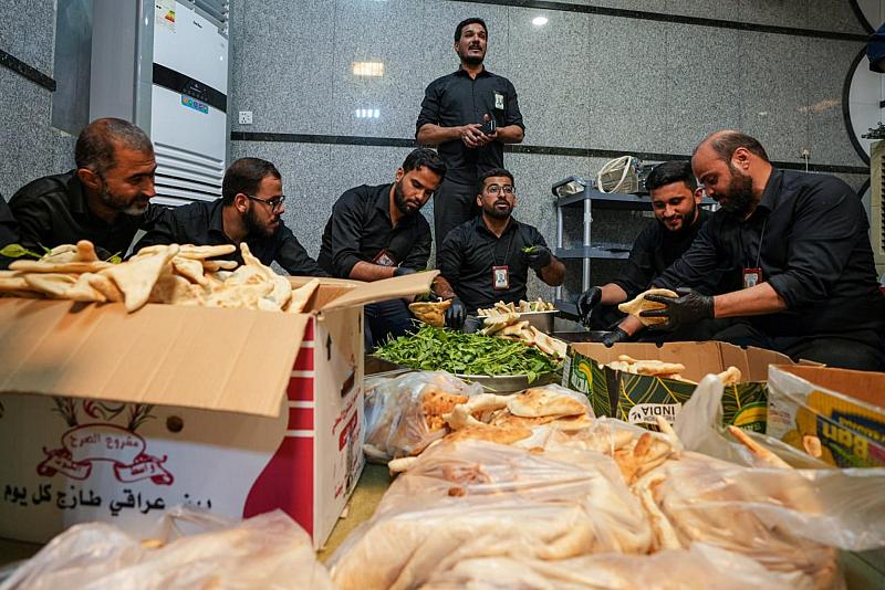 موكب المجمع العلمي يقدم أكثر من 28 ألف وجبة طعام للزائرين في النجف