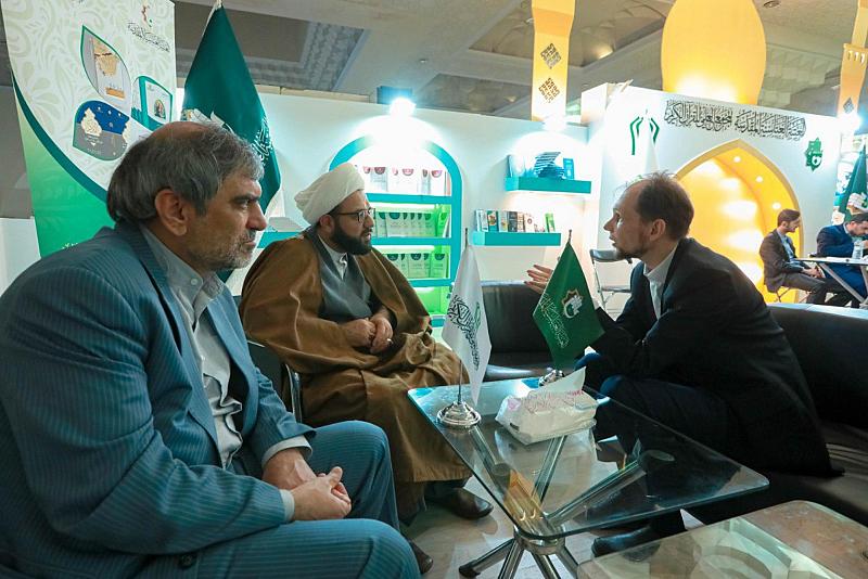 مترجم كتاب نهج البلاغة يشيد بنتاجات المجمع العلمي في معرض طهران الدوليّ