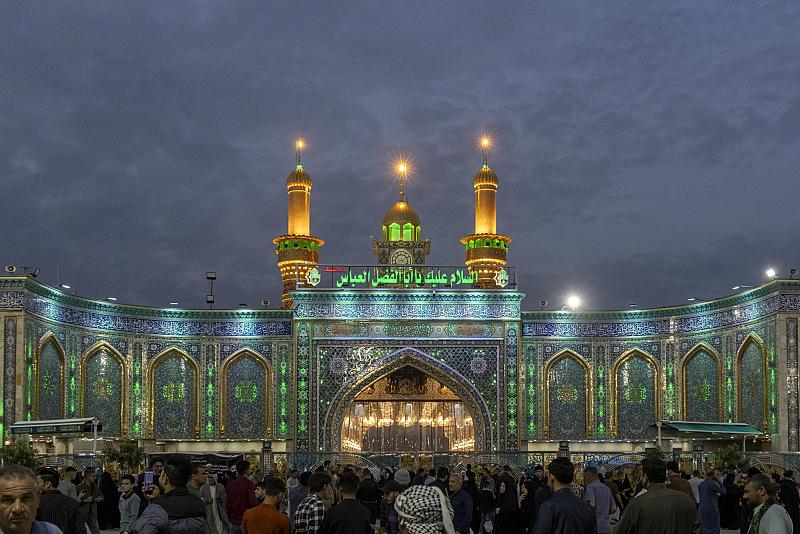 وسط أجواء عبادية.. المؤمنون يحيون ليلة الجمعة عند مرقد أبي الفضل العباس (عليه السلام)
