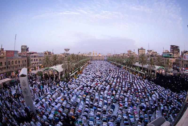 إقامةُ صلاة العيد في مرقد الإمام الحسين وأخيه أبي الفضل العبّاس (عليهما السلام) وما بينهما بعد انقطاعٍ دام لسنتَيْن