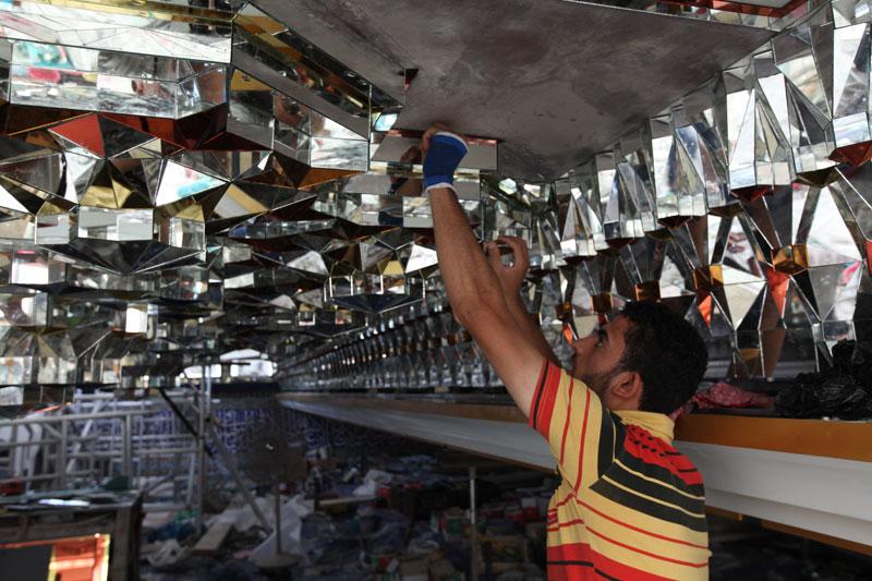 استمرارية العمل ودقّة التنفيذ في تزجيج السطح الداخلي لمشروع تسقيف صحن أبي الفضل العباس(عليه السلام)..