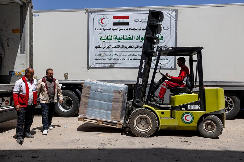 العتبة العباسية المقدسة تسلّم مساعدات إنسانية ومستلزمات طبية إلى الهلال الأحمر الإيراني