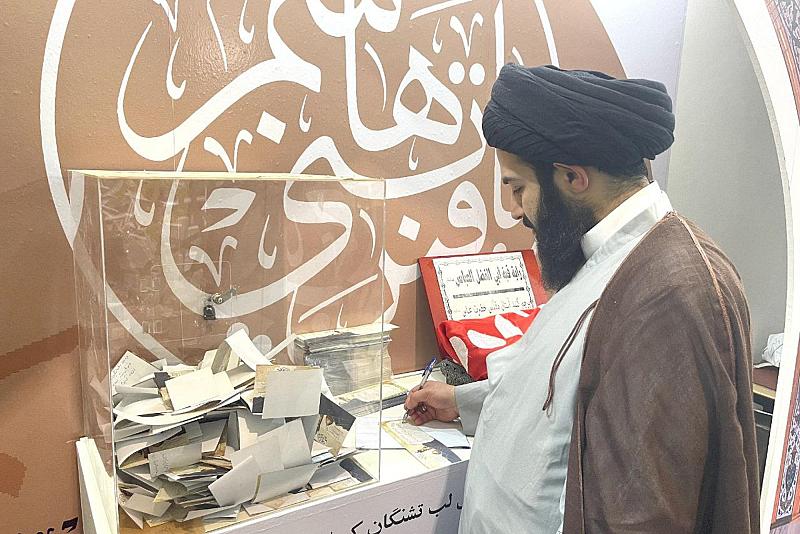 لزائريه.. جناح العتبة العباسية في معرض طهران الدولي يقدّم فقرة (رسائل إلى الضريح)