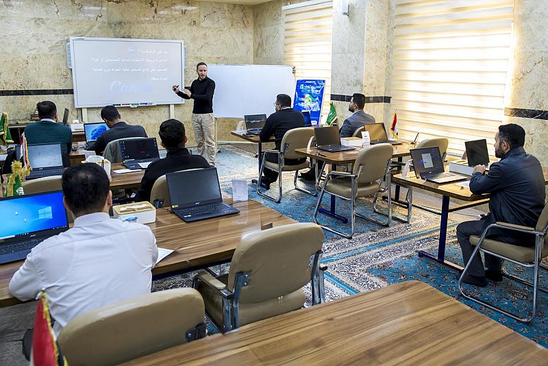 قسم التطوير يقيم دورةً تدريبية عن التصميم باستخدام برنامج (كانفا)