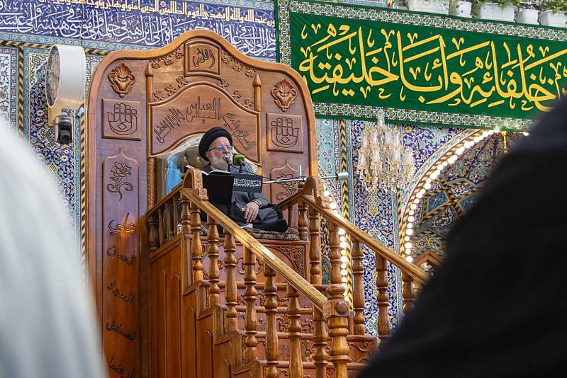 الزائرون يؤدون مراسم قراءة دعاء الندبة في صحن مرقد أبي الفضل العباس (عليه السلام)