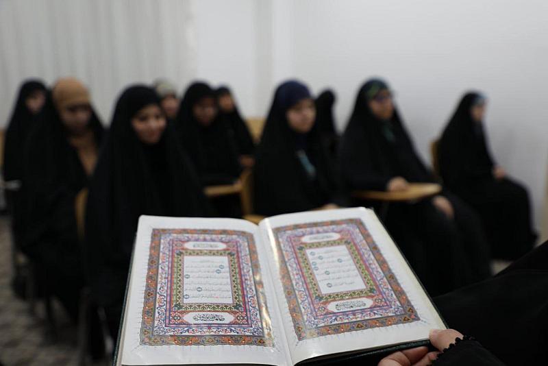 معهد القرآن الكريم النسوي يفتح باب التسجيل في دوراته القرآنية بمحافظة النجف