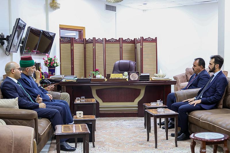 في جامعة القادسية.. وفد العتبة العباسية ينهي توزيع دعوات الحضور لأسبوع الإمامة الدولي الاول