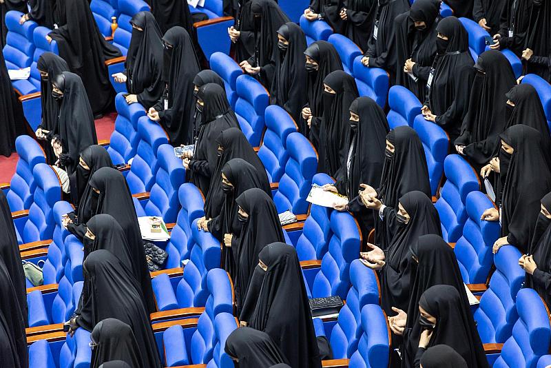 الطالبات المشاركات في حفل مشروع (خيراتٌ حِسان) يعبّرن عن اعتزازهنّ بارتداء العباءة