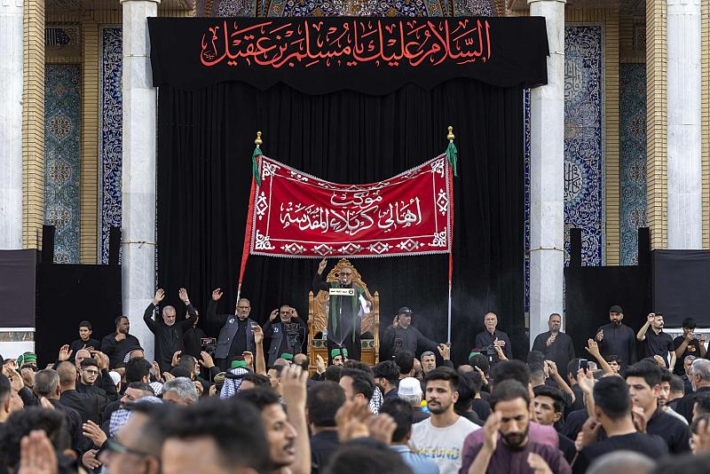  بالتنسيق مع قسم الشعائر..موكب أهالي كربلاء يحيي ذكرى شهادة مسلم بن عقيل (عليه السلام) في مسجد الكوفة