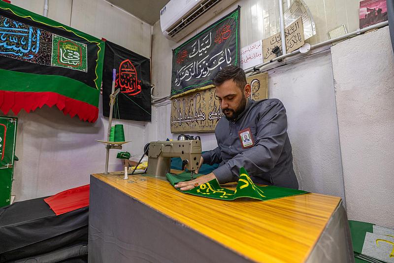قسم الهدايا والنذور يباشر بخياطة أوشحة المشاركين في الحفل المركزي لتخرج طلبة الجامعات العراقية السادس