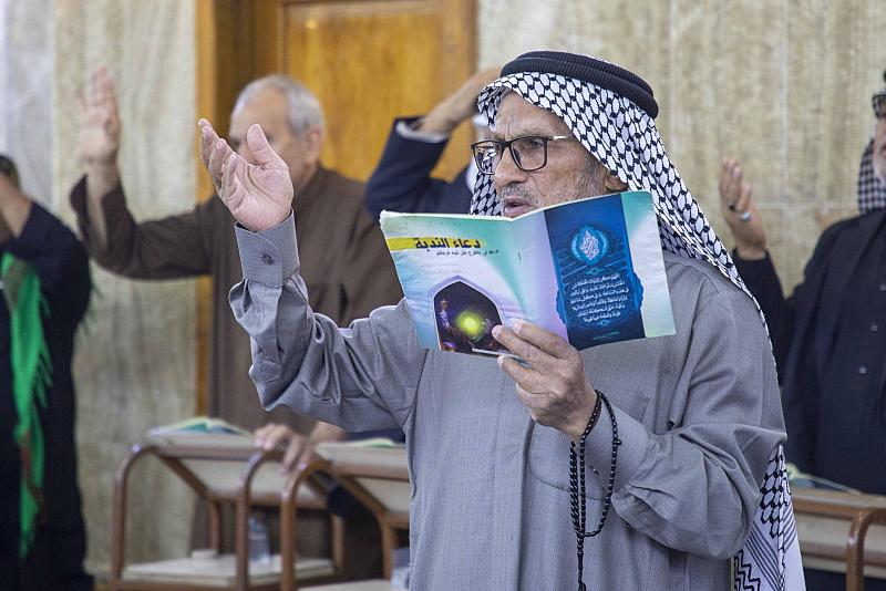 الزائرون يشاركون قراءة دعاء الندبة في مقام الإمام المهدي (عجّل الله فرجه الشريف)