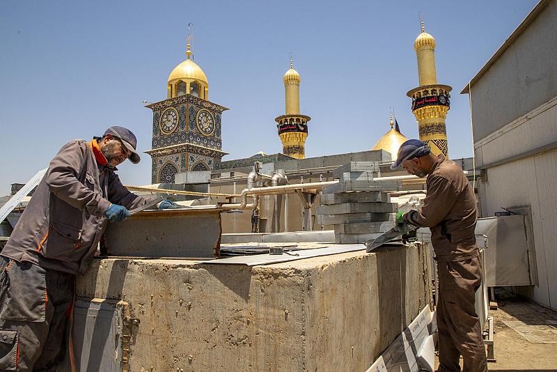  قسم الصناعات يجري أعمال تغليف أنابيب منظومة التهوية في سطح العتبة العباسية المقدسة