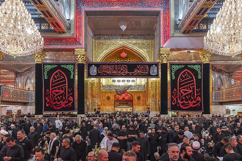 جموع الزائرين تحيي ليلة الجمعة الأولى من شهر صفر في كربلاء