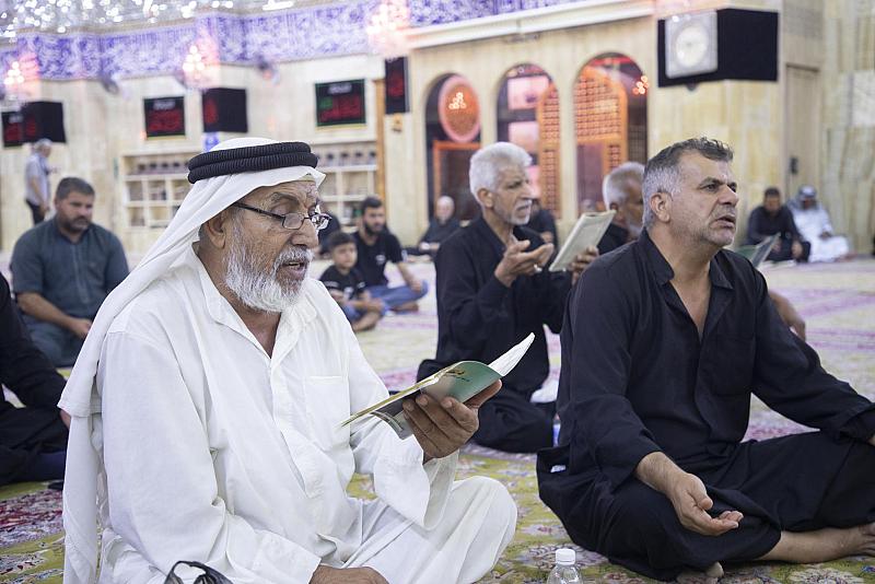 المؤمنون يستأنفون قراءة دعاء الندبة عند مقام الإمام المهدي (عجّل الله فرجه)