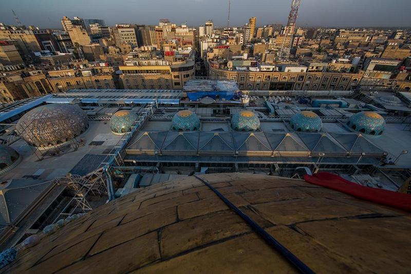 ستّ عشرة قبّةً تكتسي بالكاشي الكربلائيّ في التسقيف الجديد لصحن أبي الفضل العباس(عليه السلام)..