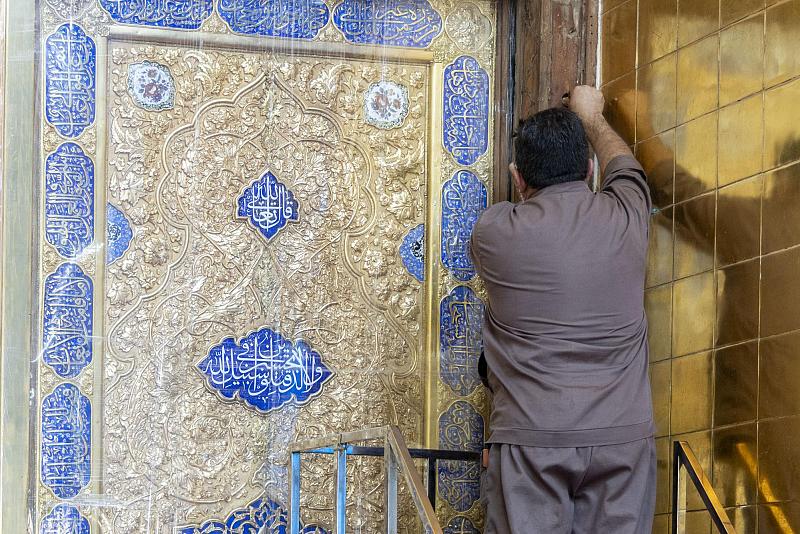 قسم صناعة الشبابيك يباشر بتثبيت باب قبلة حرم أبي الفضل العباس (عليه السلام) بعد إنجاز صيانته