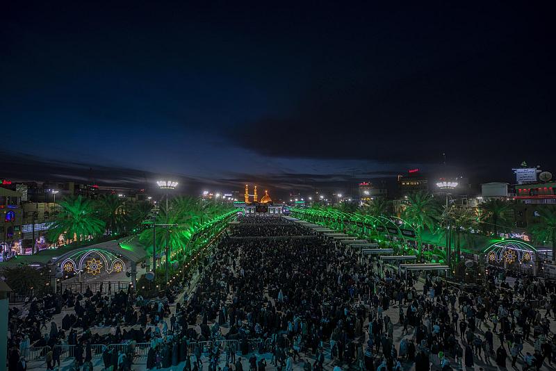 جموع الزائرين تحيي ليلة الجمعة عند مرقد أبي الفضل العباس (عليه السلام)